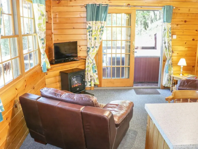 Hollies Lodge