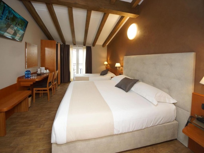 Standard Triple room with balcony