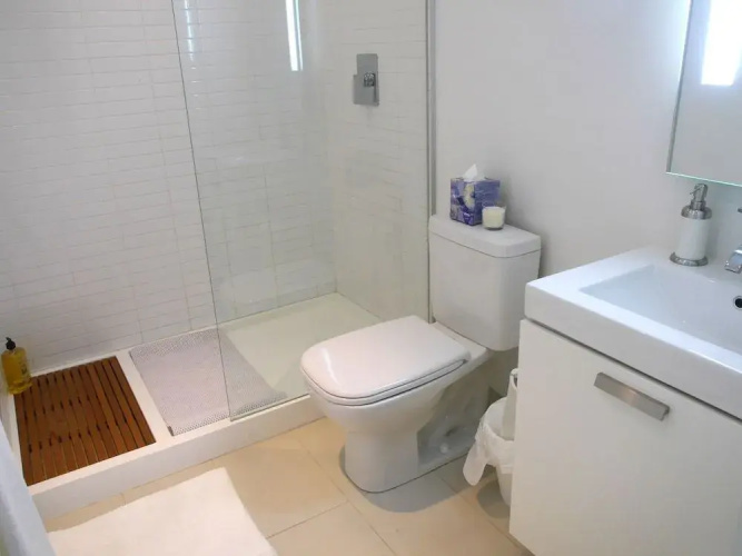 Stylish Condo in Amazing King West Area