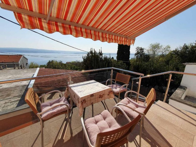 Apartment with sea view