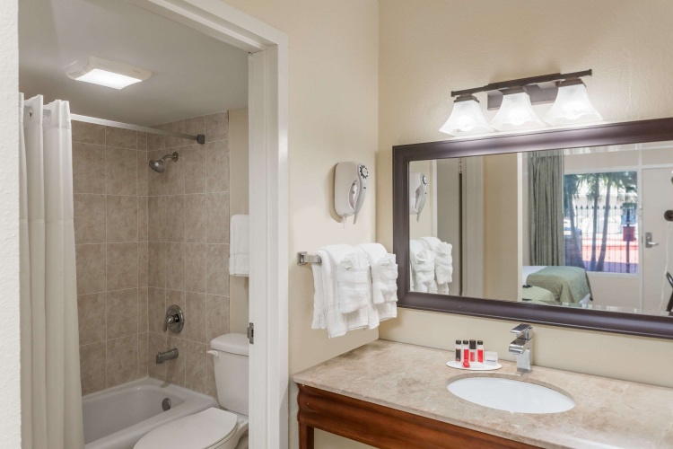 Days Inn by Wyndham St. Petersburg / Tampa Bay Area photo 10
