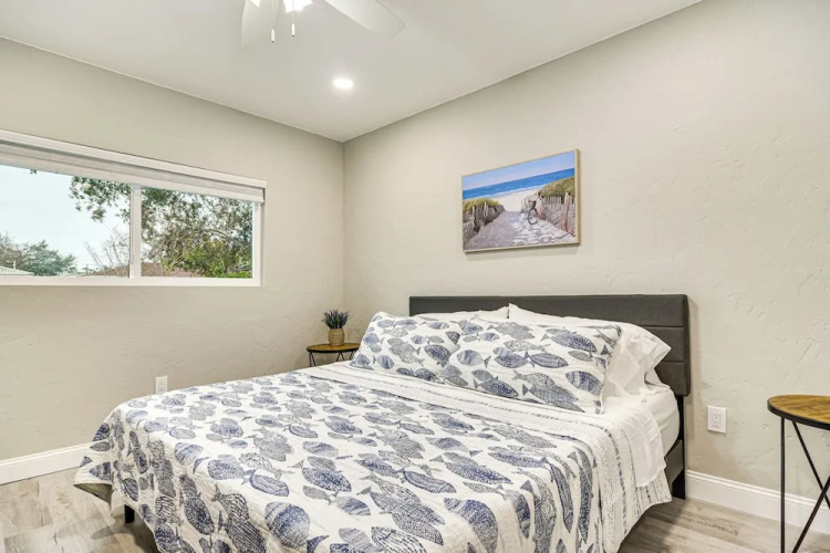 Private Hot Tub: Breezy Seminole Stay!