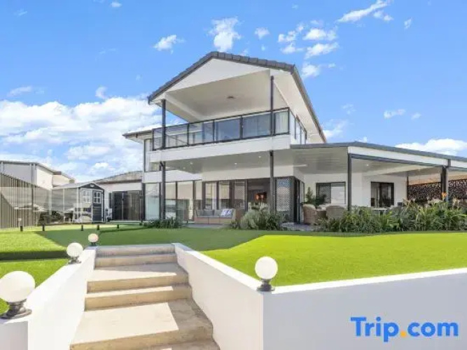 Opulent Canal-Front Retreat