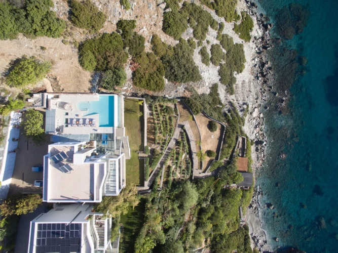6 Bedrooms Villa