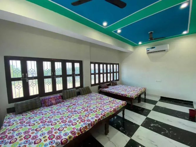 S K Hotel by OYO