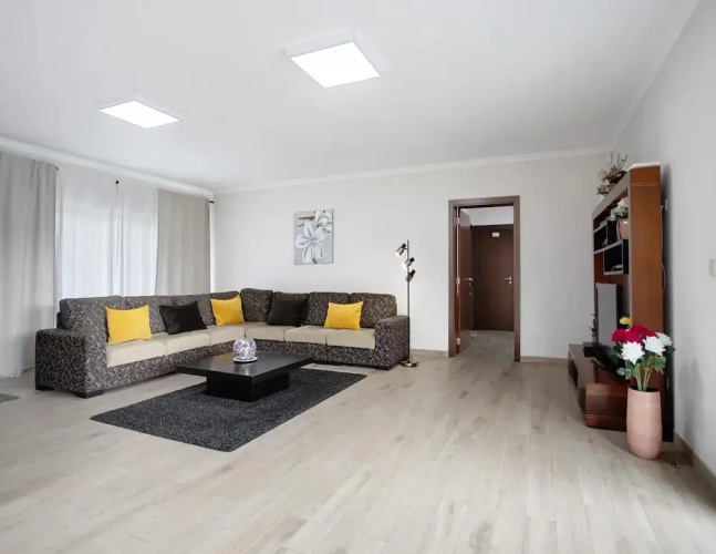 Alluring Villa in Salir de Matos near Coast