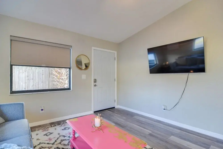 Ideally Located Palm Harbor Condo: Walk Downtown!