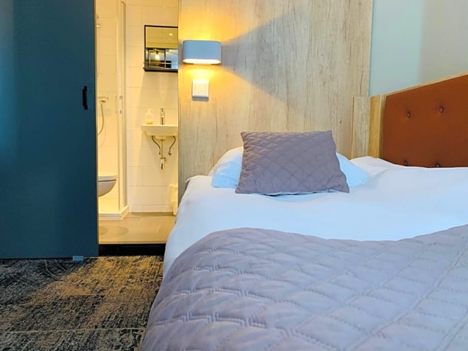 Standard Twin room with canal view