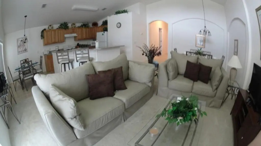 916 Balmoral Dr. 4 Bedrooms, 3 Bathrooms