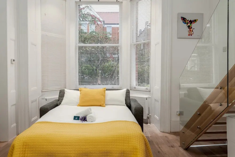 Spacious Canfield Gardens Studio