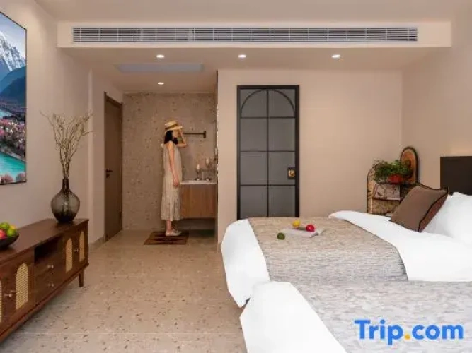 2 Bedrooms Standard Family room with river view