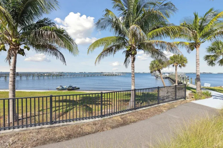 475 Strand Dr