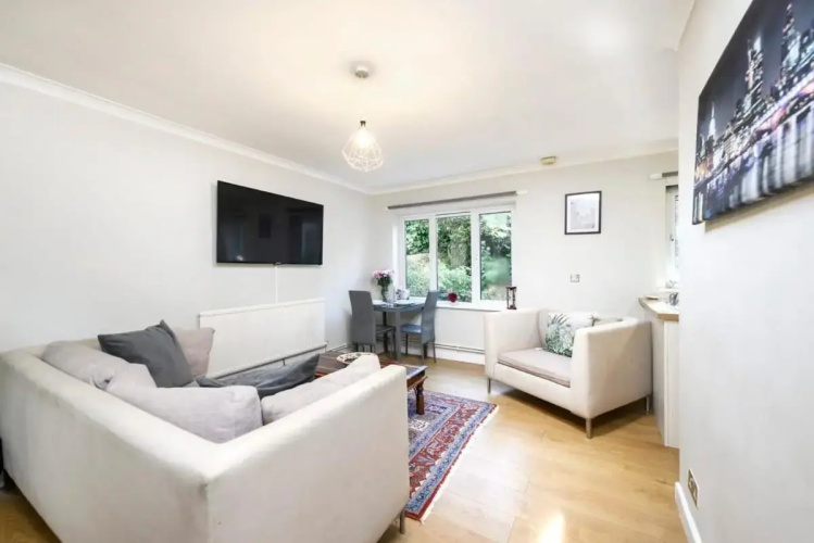 One bedroom central Slough with parking