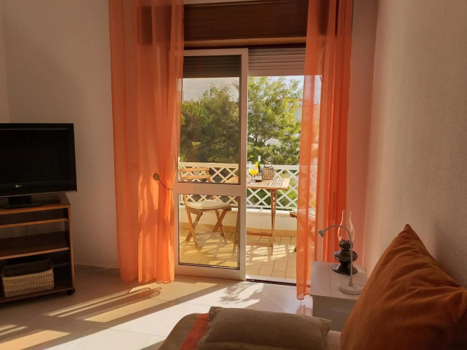 Pretty Sunny Guest Apartment
