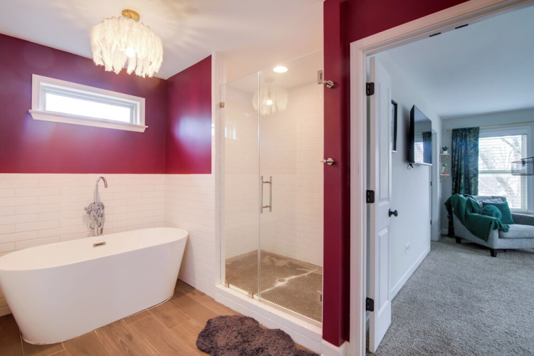 Hot Tub + Pool Table! Walkable Stay in Midtown MEM