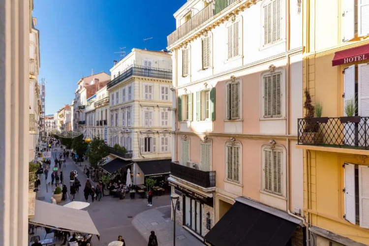 Centrally Located Modern 2 Bed Apartment in Cannes With Aircon and High Ceilings and Modern Design - 696