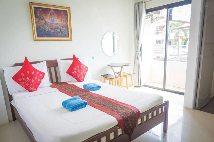 Beehive Magenta Patong Hostel