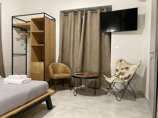 Alekos Apartments 2 Netflix, Self Check-In