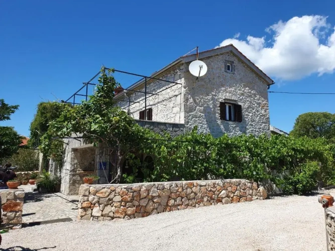 4 Bedrooms Cottage