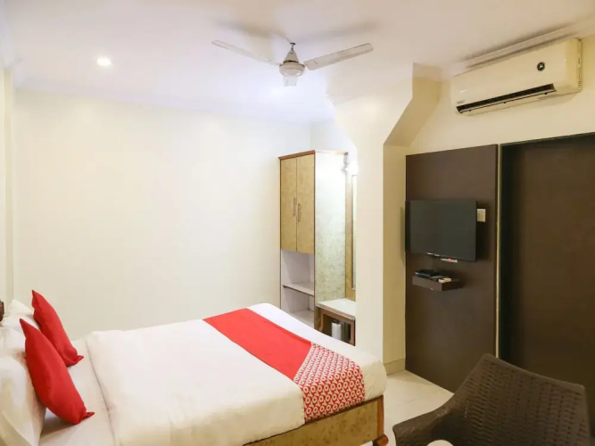 OYO 15090 Hotel Rajdeep