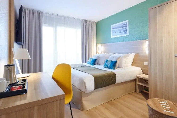 Standard Double Club Basement room with garden view