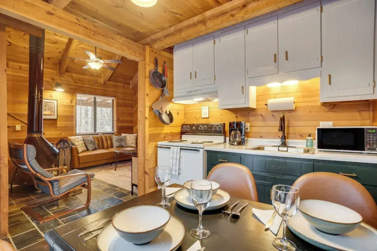 Sautee Nacoochee Mtn Paradise w/ Spacious Deck!