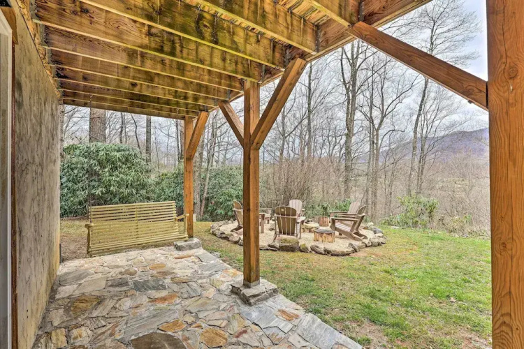 Game Room & Fire Pit: Spacious Elk Park Lodge!