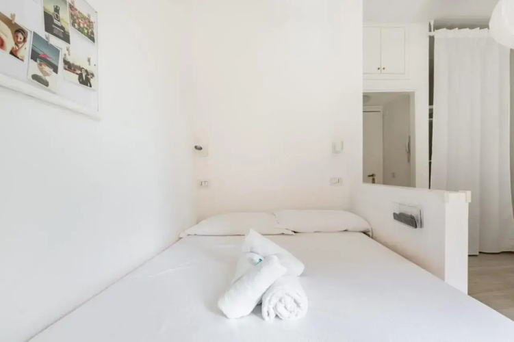Guesthost - Bright Apt 600mt From Viale Zara!