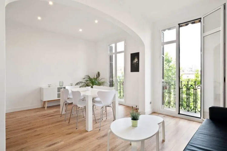 Stunning 2 Bedroom amd Bath Apartment in Eixample