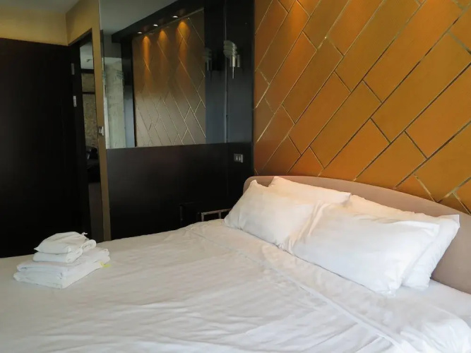 7A - 2 Bedrooms and 2 Bathrooms Located at Downtown Apartment With Shared Pool