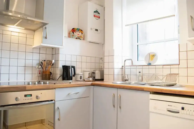 Stylishly Decorated 3 Bedroom Flat With River Views