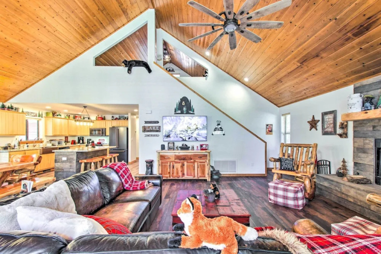 Pinetop Retreat w/ Fire Pit & Game Room!