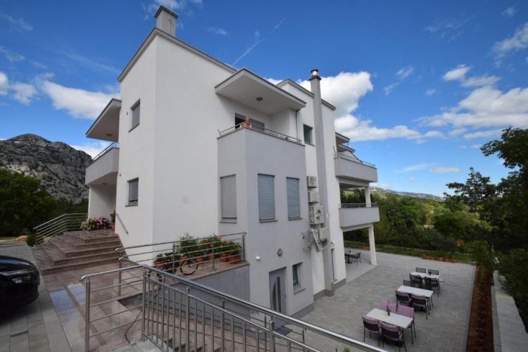 1 Bedroom Apartment with balcony and with mountain view