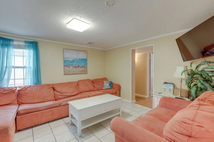4 Bedrooms Apartment
