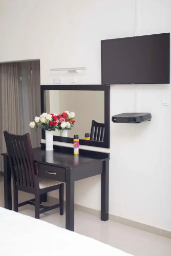 Executive Comfort With Premium Workspace - 2334