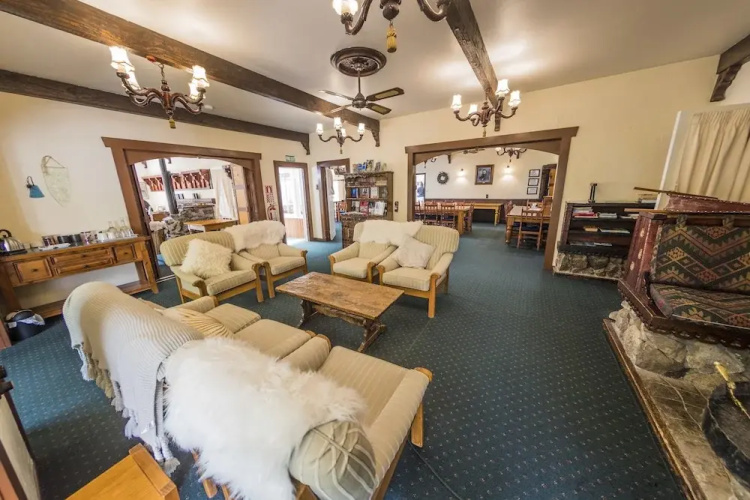 Dawson Falls Mountain Lodge