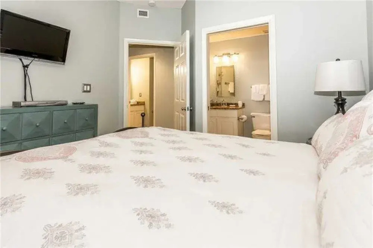 Seachase 504E - 3 Br condo by RedAwning