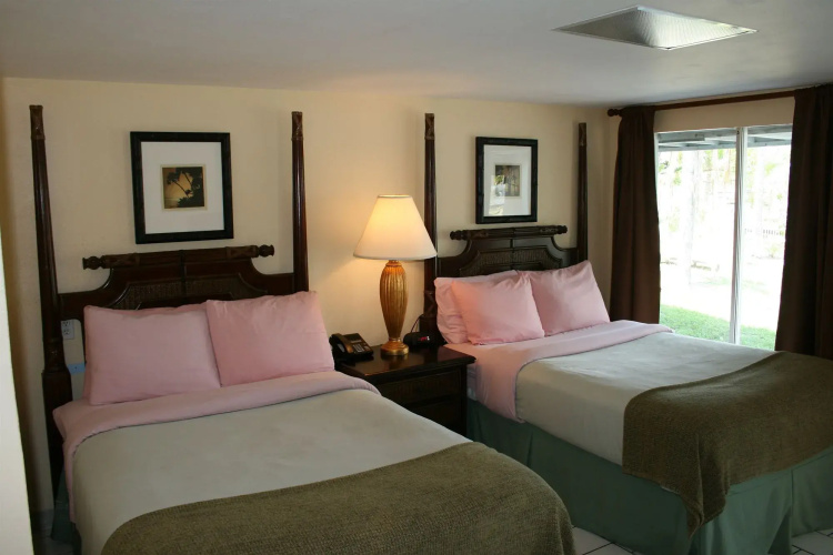 Flamingo Inn Bayside Suites
