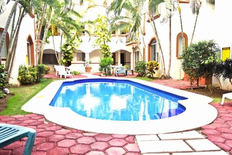 2 Bedrooms Grand room with balcony and with courtyard view