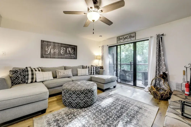 Sevierville Condo w/ Balcony + Pool Access!