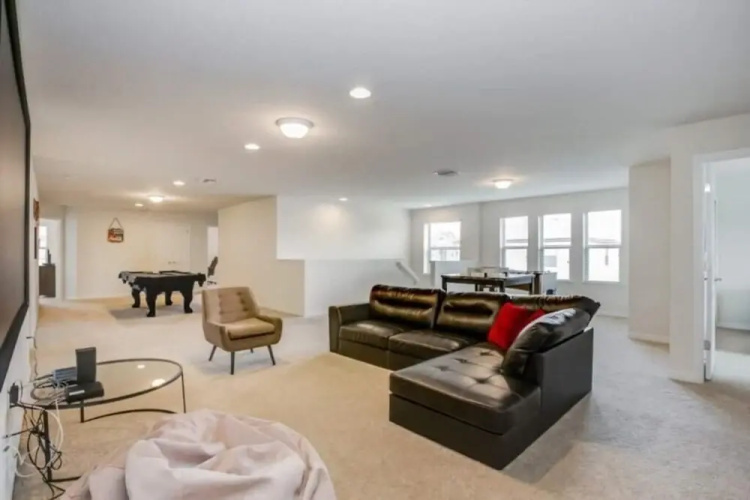 9 Bedroom Windsor at Westside Home