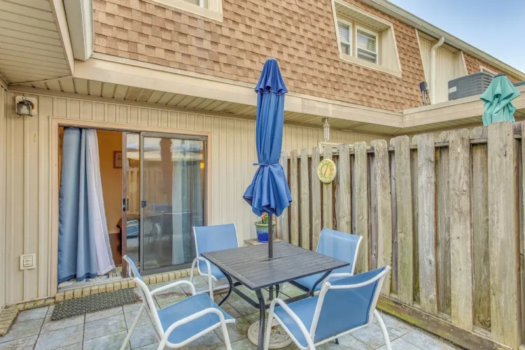 Walk to Myrtle Beach: Townhome w/ Pool Access