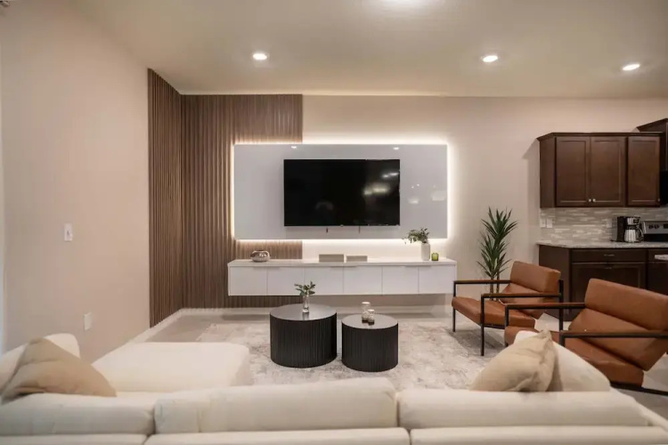 Stunning 10 Bed Home With Themed Rooms Pool