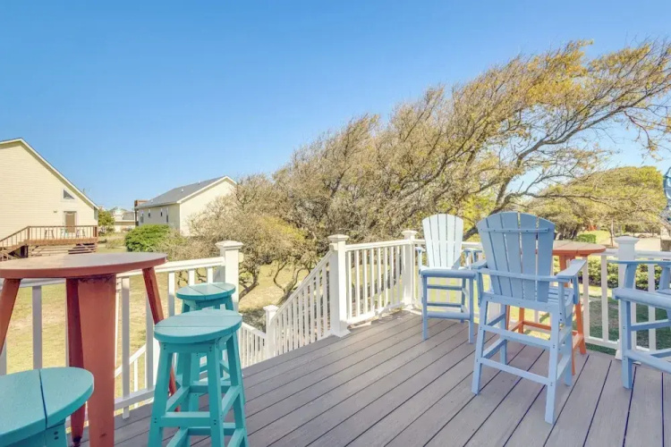 Coastal Home w/ Deck & Outdoor Shower