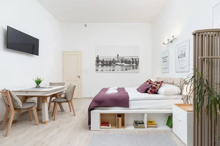 Modern Studio Kantor by Renters