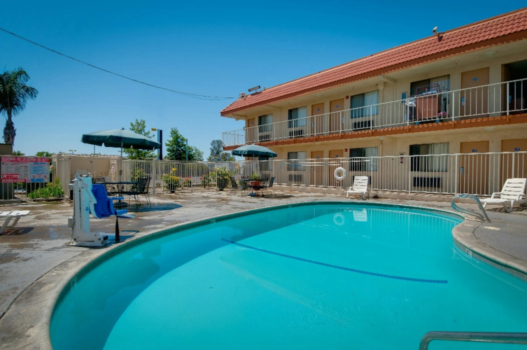 Vagabond Inn Bakersfield South photo 12