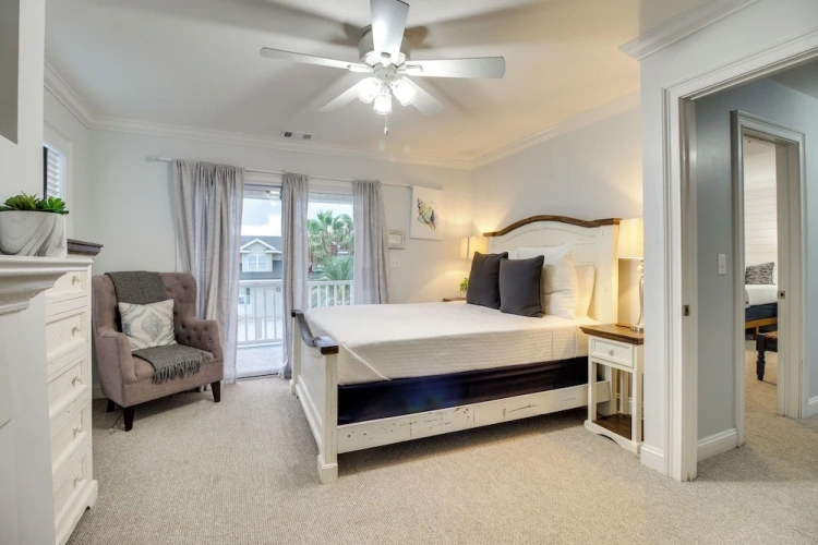 4 Bedrooms Apartment