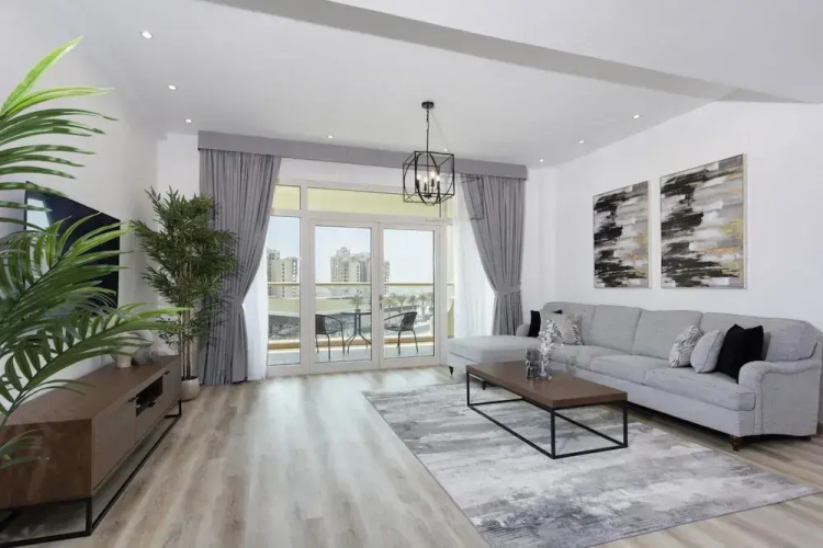Luxe 1BR w Palm Skyline View Easy Mall Access