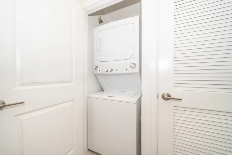 Elegant 2bed Condo in Storey Lake Prime Location