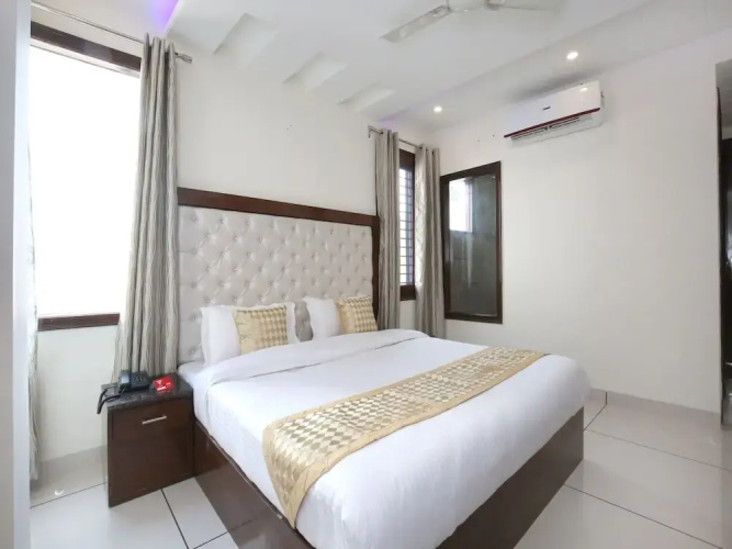 OYO 9420 Hotel Silver Palm
